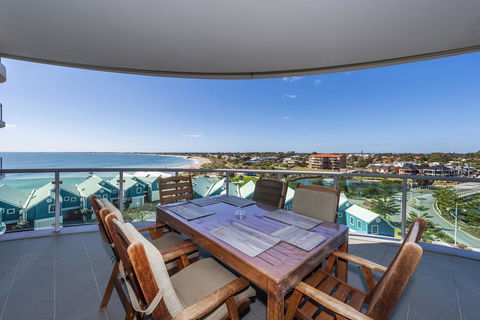 A 406 FANTASTIC OCEAN BEACH And MARINA VIEW APT - MANDURAH - Dalby Accommodation 4