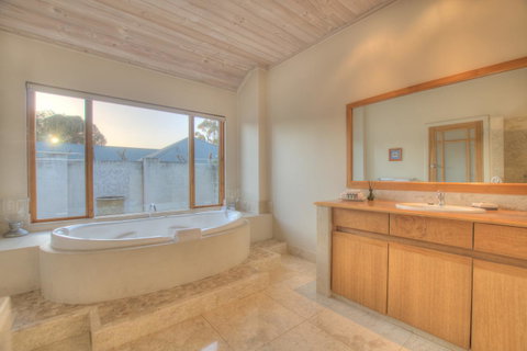 Moana Spa Villas - Prime Yallingup Location - Dalby Accommodation 17
