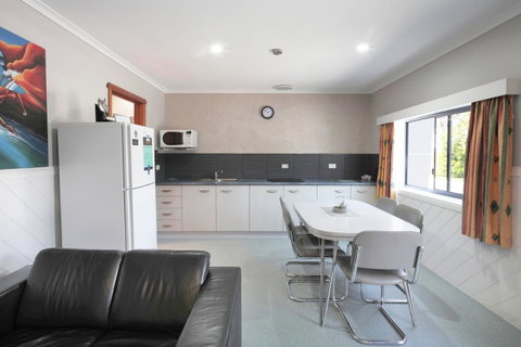 Georges Bay Apartments - Dalby Accommodation 38