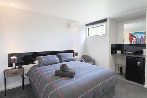 Georges Bay Apartments - Dalby Accommodation 24