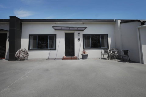 Georges Bay Apartments - Dalby Accommodation 31