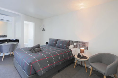 Georges Bay Apartments - Dalby Accommodation 22