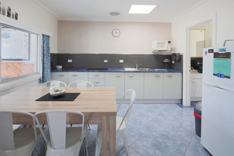 Georges Bay Apartments - Dalby Accommodation 36