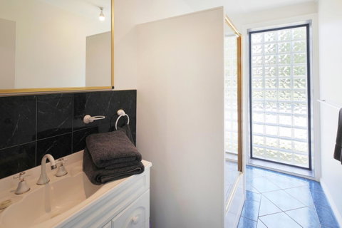 Georges Bay Apartments - Dalby Accommodation 30