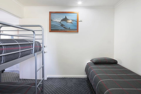 Georges Bay Apartments - Dalby Accommodation 33