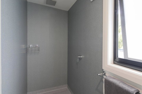 Georges Bay Apartments - Dalby Accommodation 19