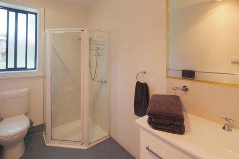 Georges Bay Apartments - Dalby Accommodation 32