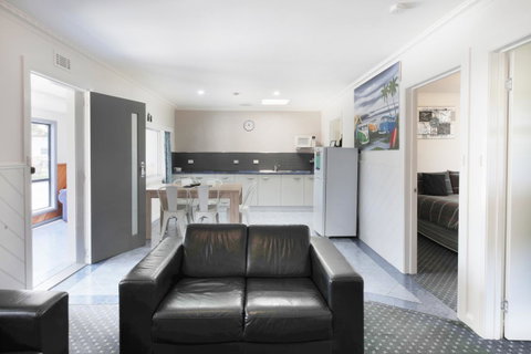 Georges Bay Apartments - Dalby Accommodation 34