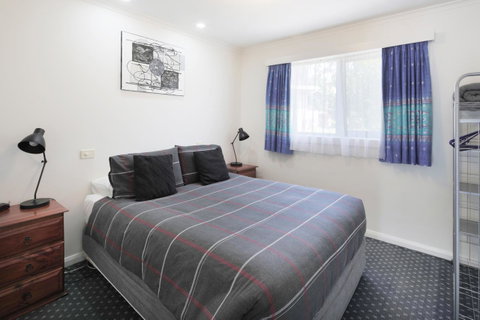 Georges Bay Apartments - Dalby Accommodation 37