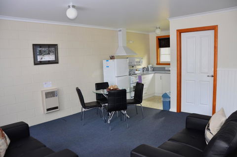 Castaway Holiday Apartments - Dalby Accommodation 12