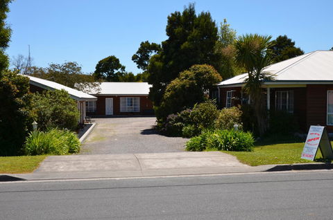 Castaway Holiday Apartments - Dalby Accommodation 24