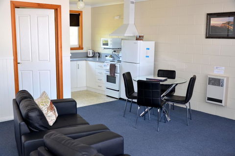 Castaway Holiday Apartments - Dalby Accommodation 23
