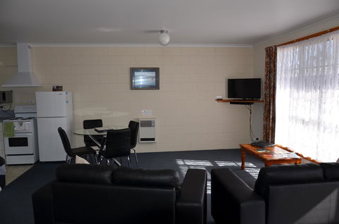 Castaway Holiday Apartments - Dalby Accommodation 14