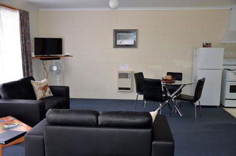 Castaway Holiday Apartments - Dalby Accommodation 21