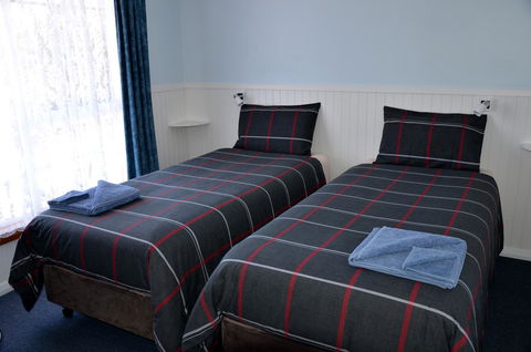 Castaway Holiday Apartments - Dalby Accommodation 20