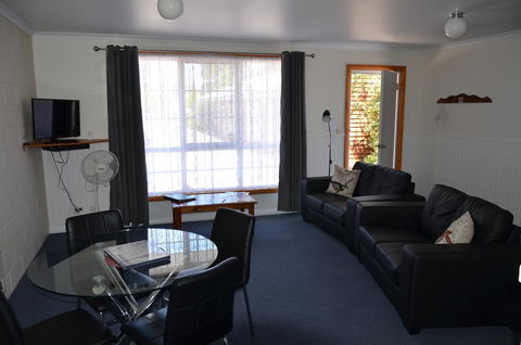 Castaway Holiday Apartments - Dalby Accommodation 27