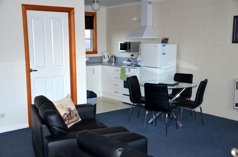 Castaway Holiday Apartments - Dalby Accommodation 10