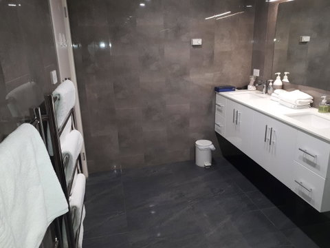 Jenatt Apartments Salamanca - Dalby Accommodation 4