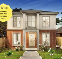 NEW Inner Melb Luxury Modern Grand Holiday House - Great Location Wifi Parking - Dalby Accommodation