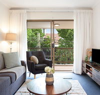 Newly-furnished 2-Bed Apartment with Gym and Pool - Dalby Accommodation