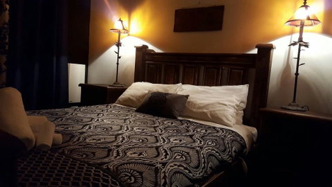 Oak & Barrel / 7 Twynam Street - Dalby Accommodation 1
