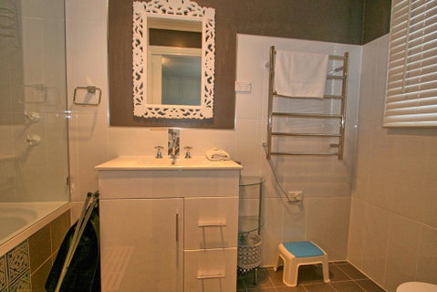Oak & Barrel / 7 Twynam Street - Dalby Accommodation 3
