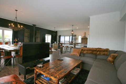 Oak & Barrel / 7 Twynam Street - Dalby Accommodation 0