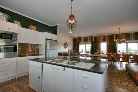Oak & Barrel / 7 Twynam Street - Dalby Accommodation 2
