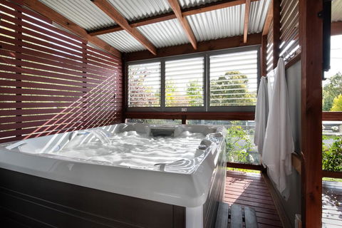 Oblique - Dalby Accommodation 0