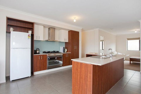 Ocean View Crescent 59 - Dalby Accommodation 2