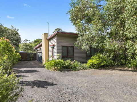 OCEANS 12 - ANGLESEA - Dalby Accommodation 0