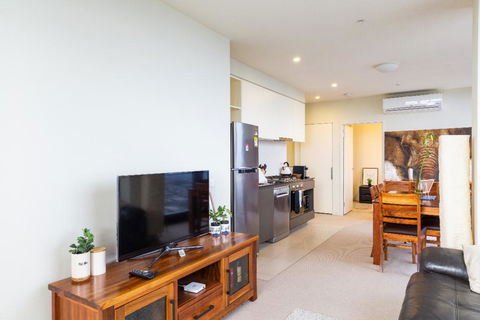ON TOP OF THE WORLD - BEST VIEWS IN MELBOURNE !! - Dalby Accommodation 3