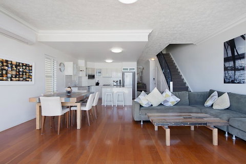 Palm Beach Beachfront Townhouse - Dalby Accommodation 2