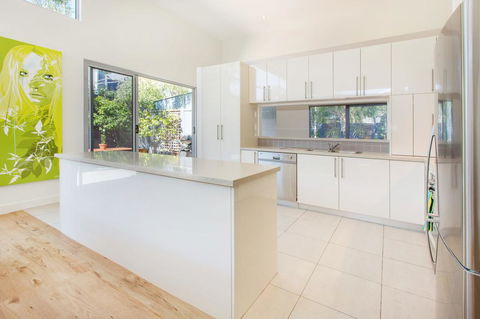 PALM COURT RETREAT - MORNINGTON - Dalby Accommodation 3
