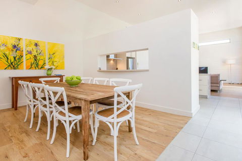 PALM COURT RETREAT - MORNINGTON - Dalby Accommodation 1