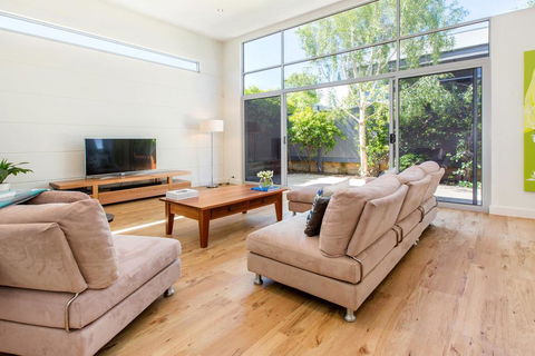 PALM COURT RETREAT - MORNINGTON - Dalby Accommodation 0
