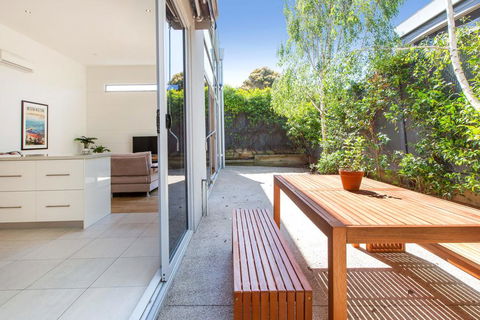 PALM COURT RETREAT - MORNINGTON - Dalby Accommodation 2