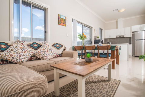 PEACEFUL 2Kingbed RootyHill Townhouse Near Station - Dalby Accommodation 0