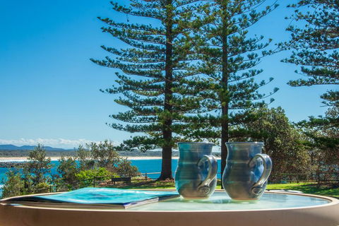 PERFECTLY POSITIONED BEACHFRONT APARTMENT-GREAT LOCATION WITH OCEAN VIEWS - Dalby Accommodation 0