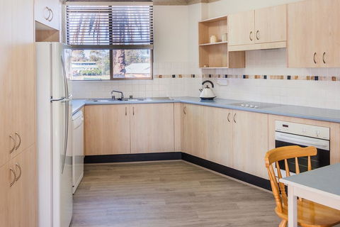 PERFECTLY POSITIONED BEACHFRONT APARTMENT-GREAT LOCATION WITH OCEAN VIEWS - Dalby Accommodation 1