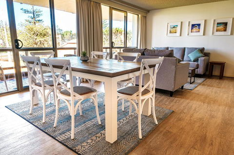 PERFECTLY POSITIONED BEACHFRONT APARTMENT-GREAT LOCATION WITH OCEAN VIEWS - Dalby Accommodation 2