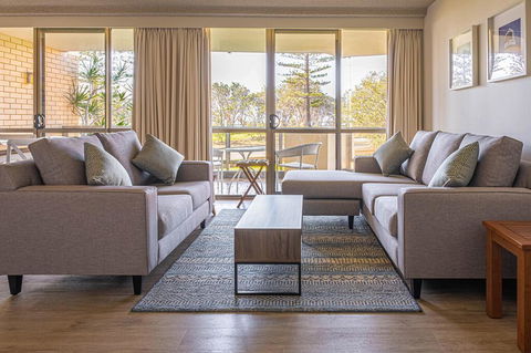 PERFECTLY POSITIONED BEACHFRONT APARTMENT-GREAT LOCATION WITH OCEAN VIEWS - Dalby Accommodation 3