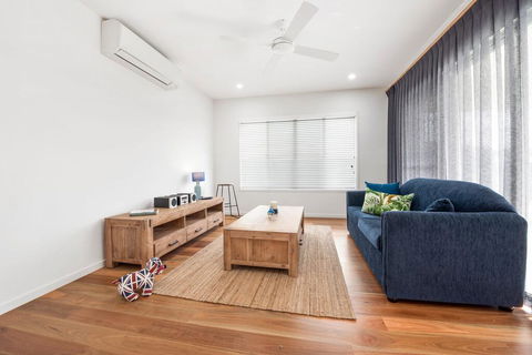 Pet Friendly, New House Peregian Breeze Drive, Peregian Beach - Dalby Accommodation 2