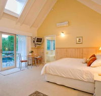 PLUM TREE STUDIO - couples lakeside spa retreat - Dalby Accommodation
