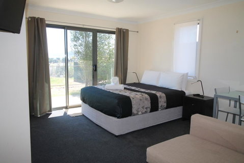 Poley Cow Studio - Dalby Accommodation 2