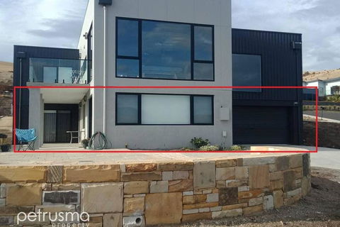 POSH, Port Out Starboard Home - Dalby Accommodation 1