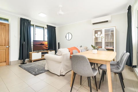 Private Pool, Big Backyard, Aircon - Paradise! - Dalby Accommodation 1