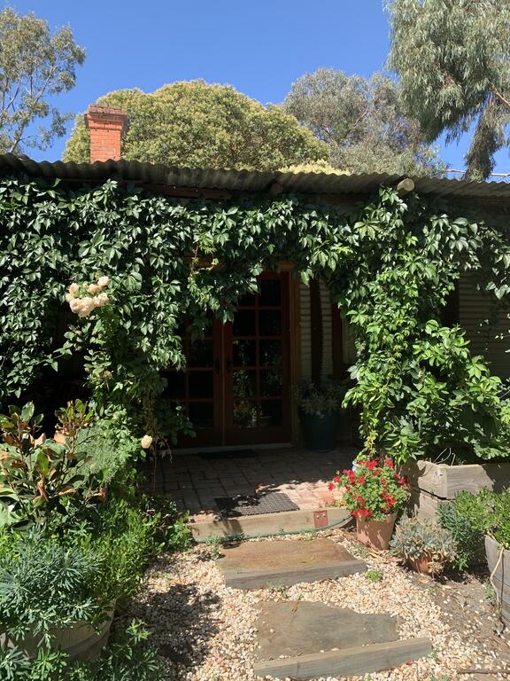Mount Wallace VIC Dalby Accommodation