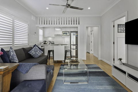 Relaxed Clovelly Beach Home - Parking - Cloey6 - Dalby Accommodation 3