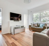 Renovated art deco flat close to city and harbour - Dalby Accommodation
